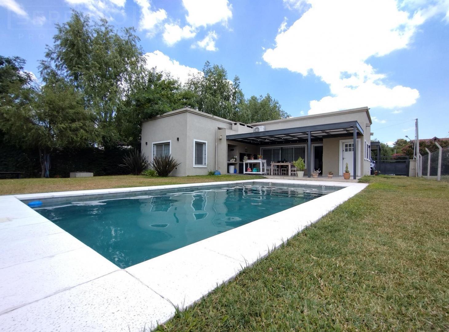 Foto de Venta casa 4 Ambientes con galería Semicubierta y Pileta. Parque Sakura, imagen 2