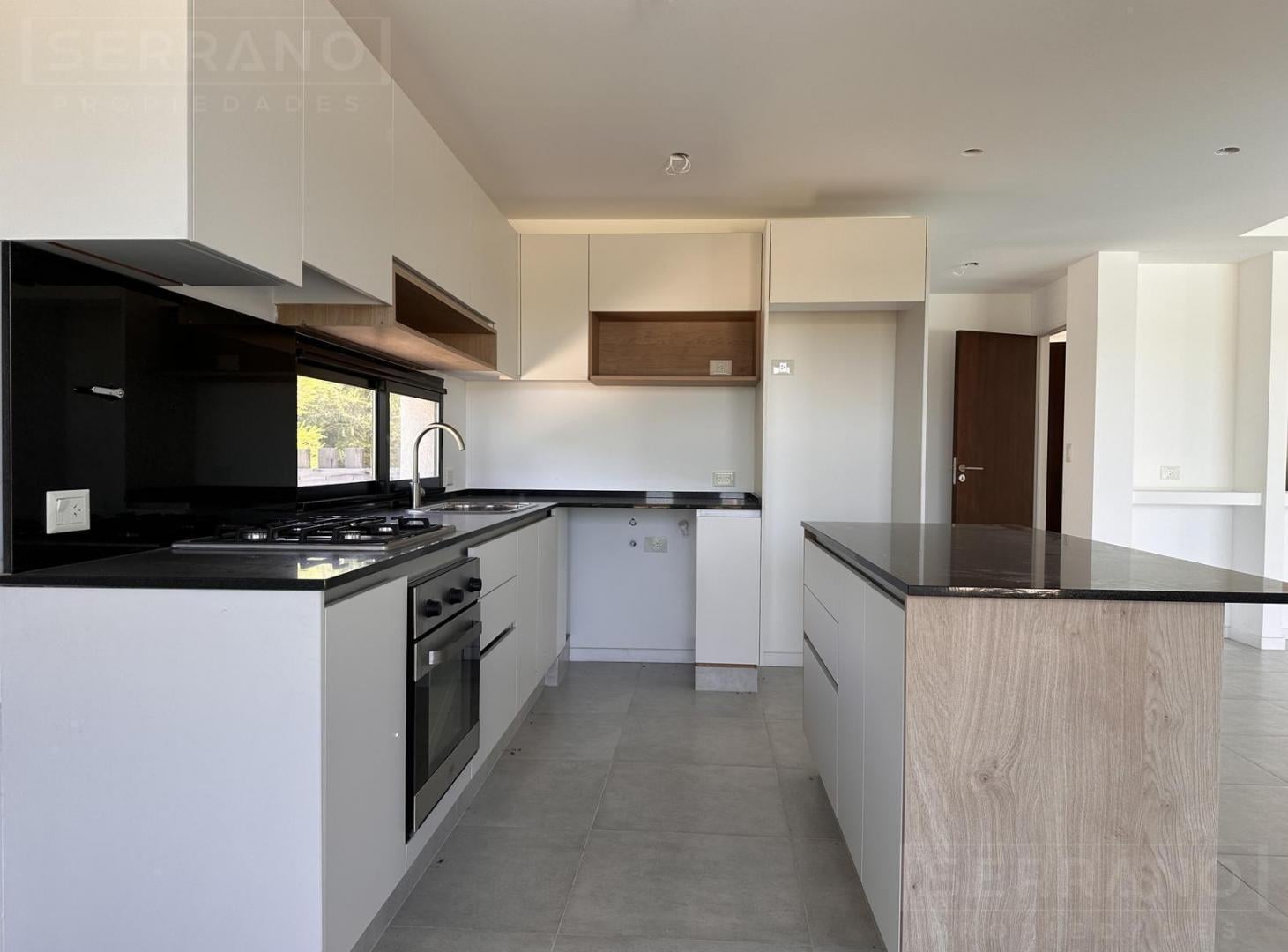 Foto de Casa en alquiler anual a estrenar de 6 ambientes con pileta y vista al, imagen 4