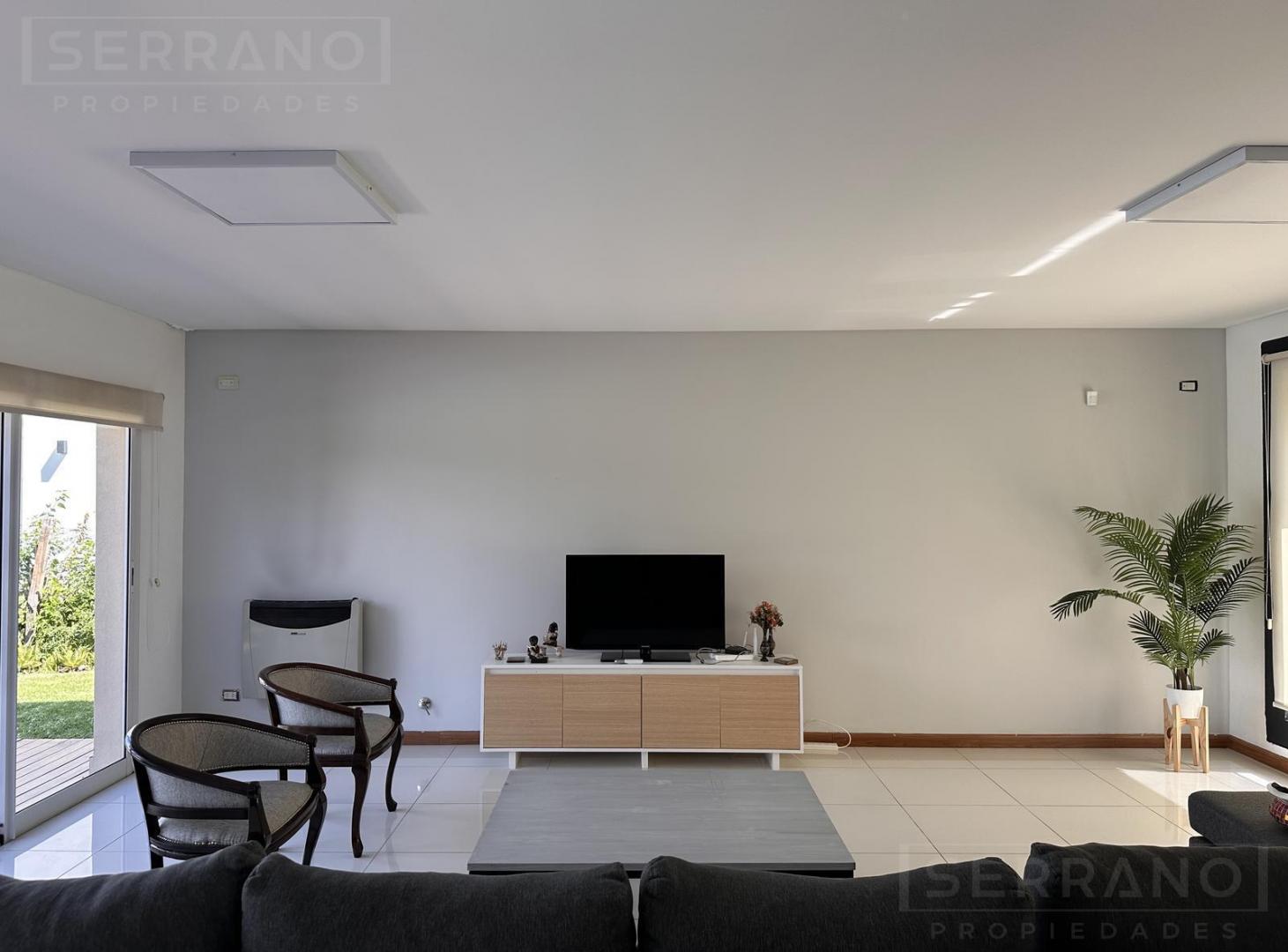 Foto de Casa en alquiler de 5 ambientes con jardín y pileta en Haras Santa, imagen 1