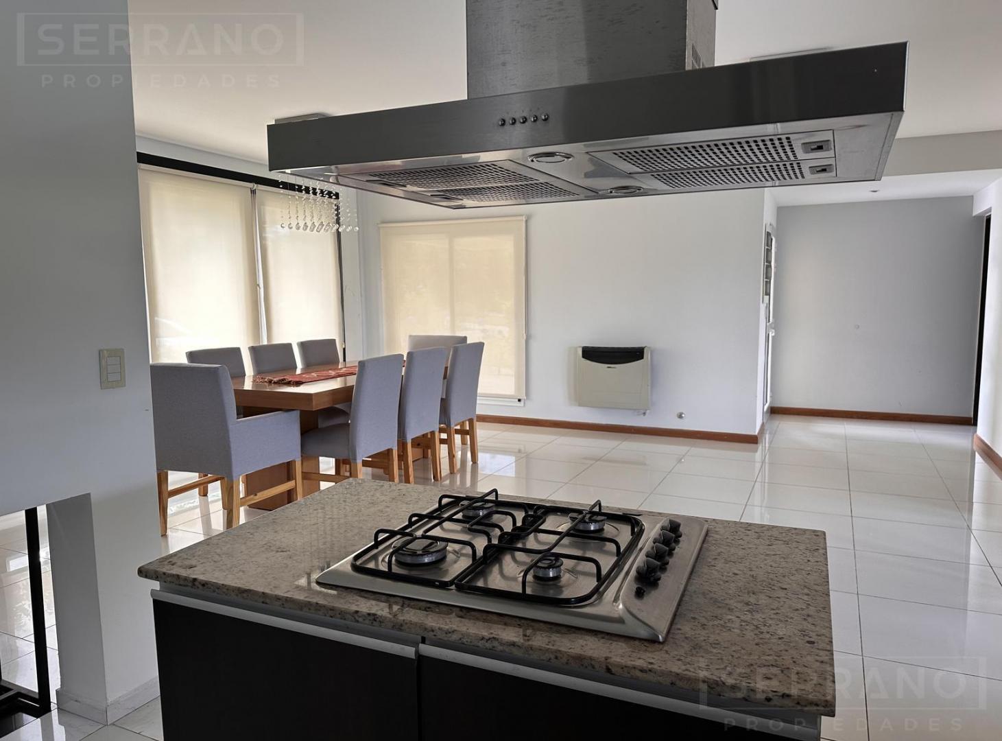 Foto de Casa en alquiler de 5 ambientes con jardín y pileta en Haras Santa, imagen 4