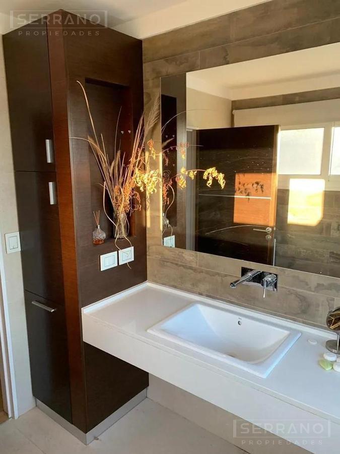 Foto de Venta casa a la laguna con tres dormitorios mas escritorio y playroom, imagen 2