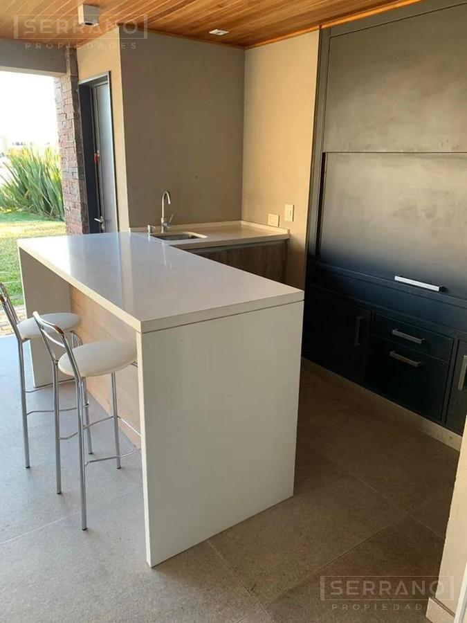 Foto de Venta casa a la laguna con tres dormitorios mas escritorio y playroom, imagen 4