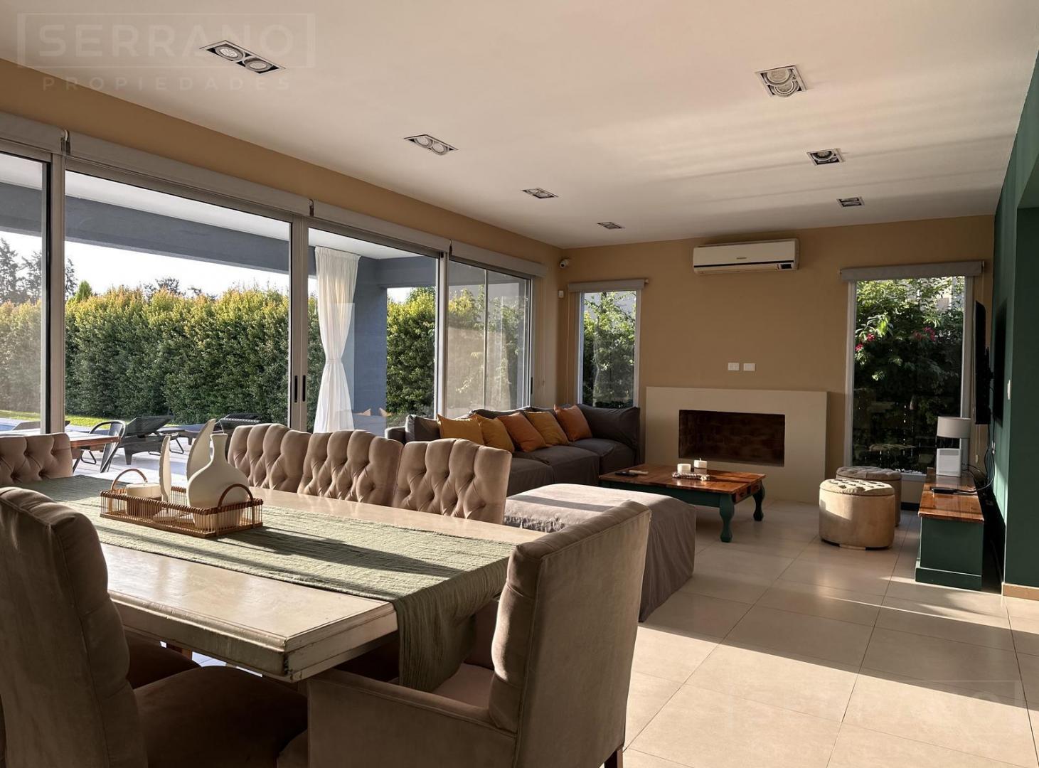 Foto de Casa en venta de 6 ambientes con pileta y vista al lago en La Comarca, imagen 2