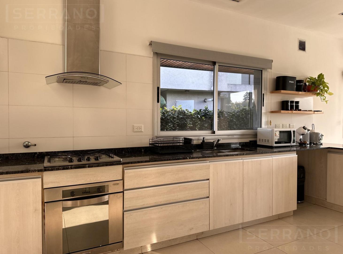 Foto de Casa en venta de 6 ambientes con pileta y vista al lago en La Comarca, imagen 4