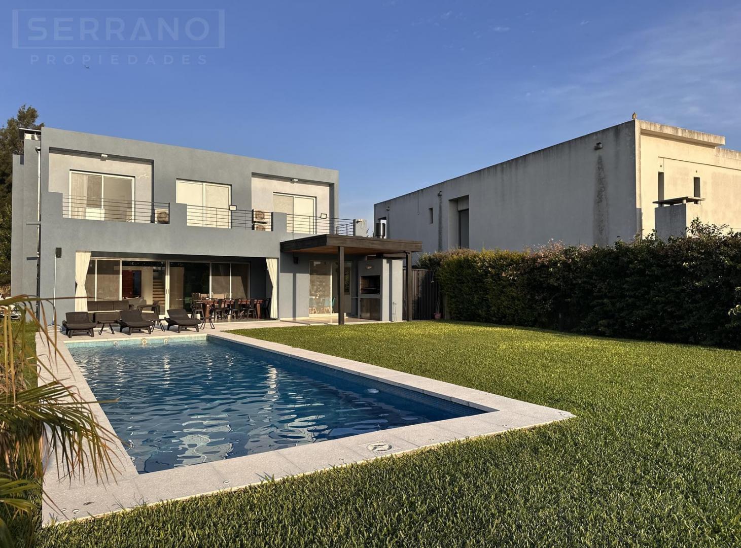 Foto de Casa en venta de 6 ambientes con pileta y vista al lago en La Comarca, imagen 1