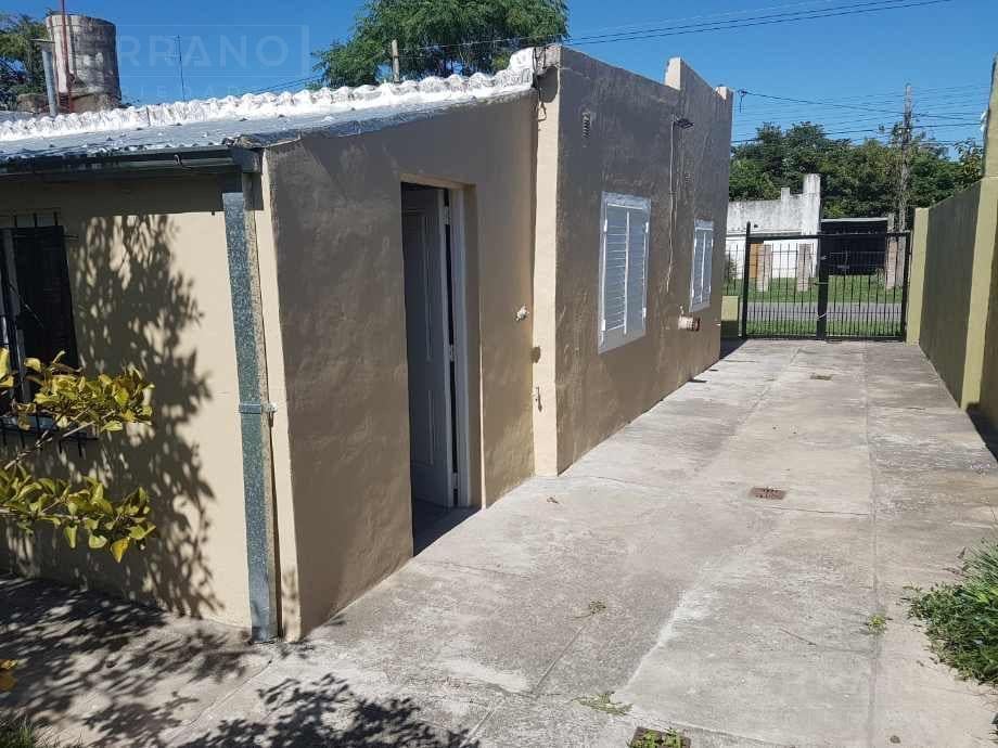 Foto de Venta o permuta casa 3 amb con excelente ubicación. Lanusse, imagen 2