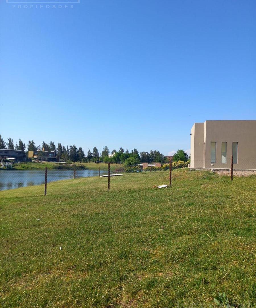 Foto de Venta Lote a la laguna en barrio Náutico El Cazal orientación Noroeste., imagen 5