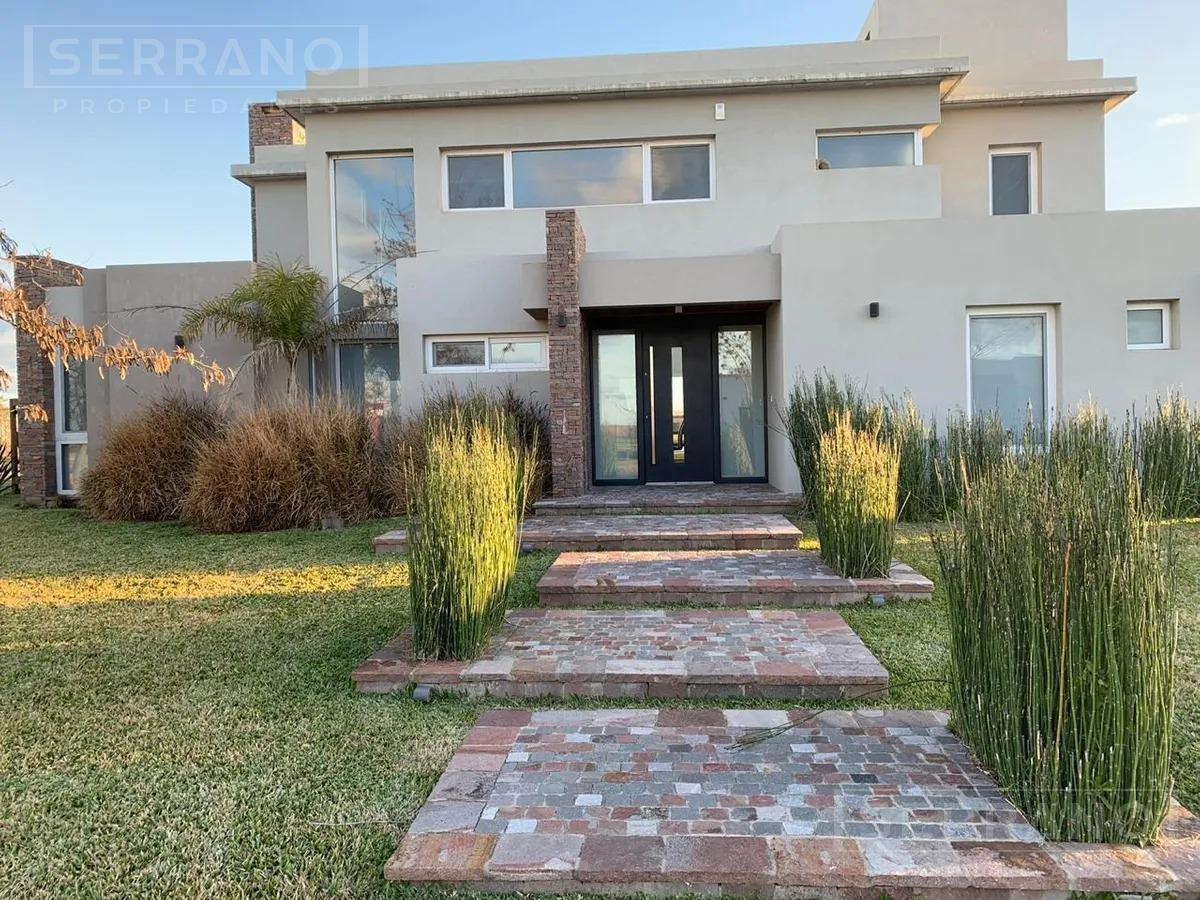 Foto de Venta casa a la laguna con tres dormitorios mas escritorio y playroom, imagen 1