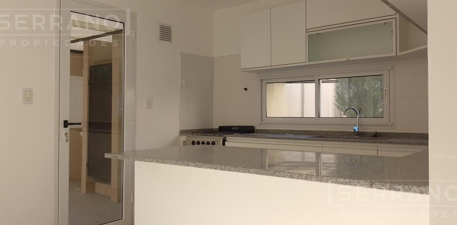 Foto de Venta Tríplex a estrenar 6 ambientes jardín en L , parrilla , dos, imagen 3