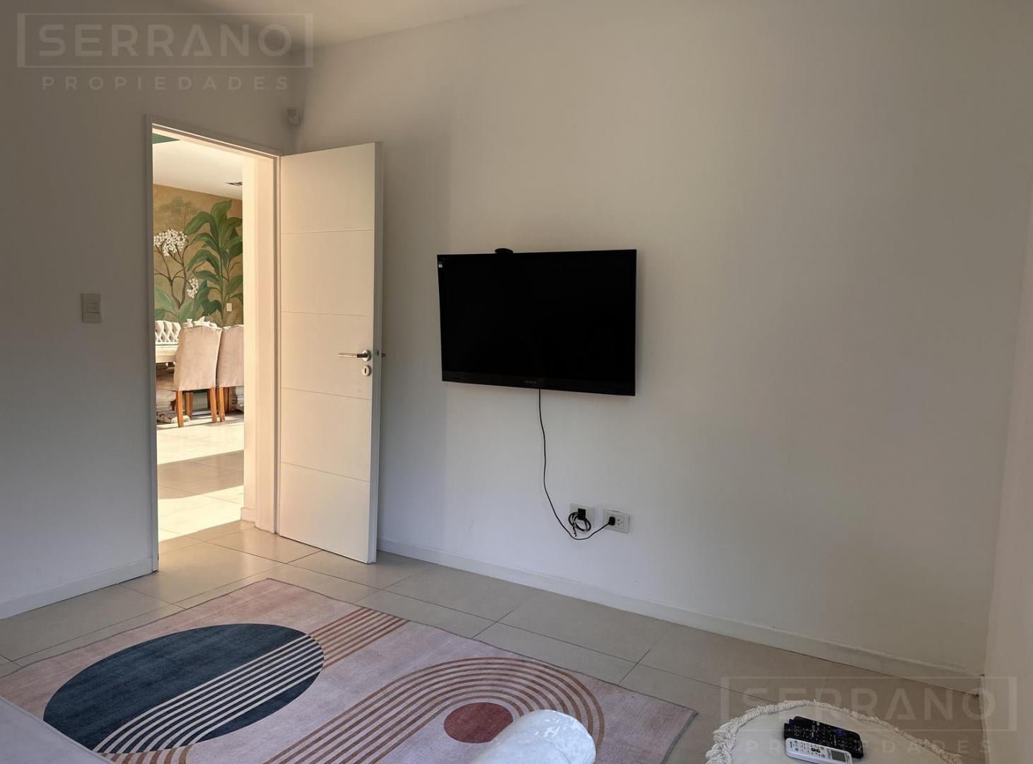 Foto de Casa en venta de 6 ambientes con pileta y vista al lago en La Comarca, imagen 3