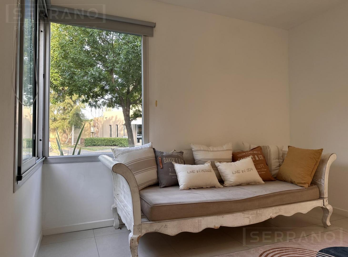 Foto de Casa en alquiler anual de 6 ambientes con pileta y vista al lago en La, imagen 1
