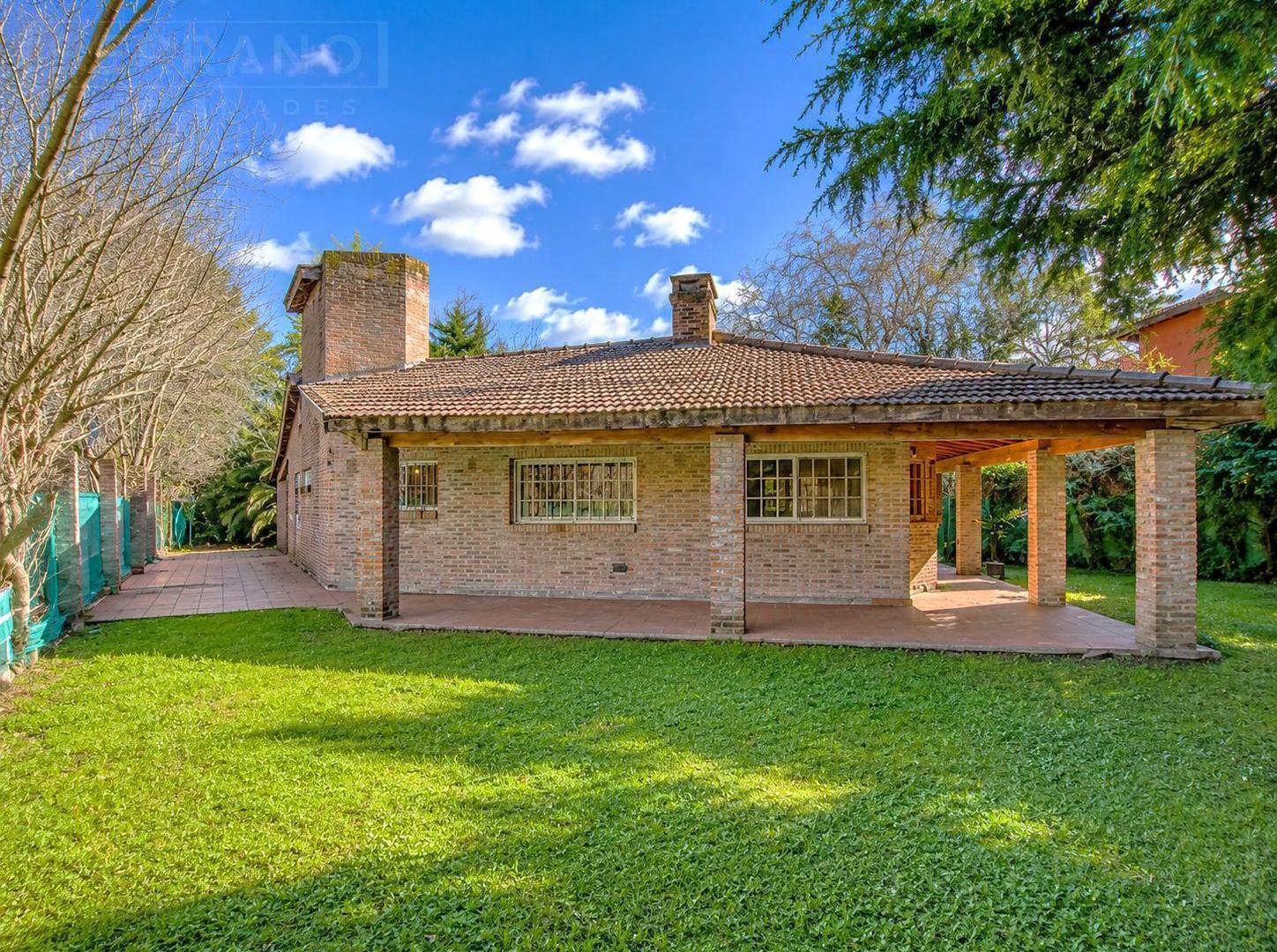 Foto de Venta. Casa 3 Ambientes. Con Pileta Y Gas Natural. Barrio Parque, imagen 1