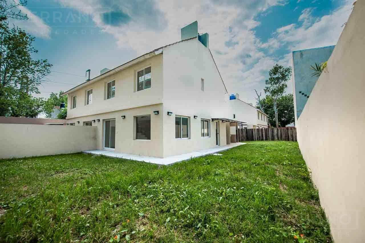 Foto de Venta Tríplex a estrenar 6 ambientes jardín en L , parrilla , dos, imagen 1