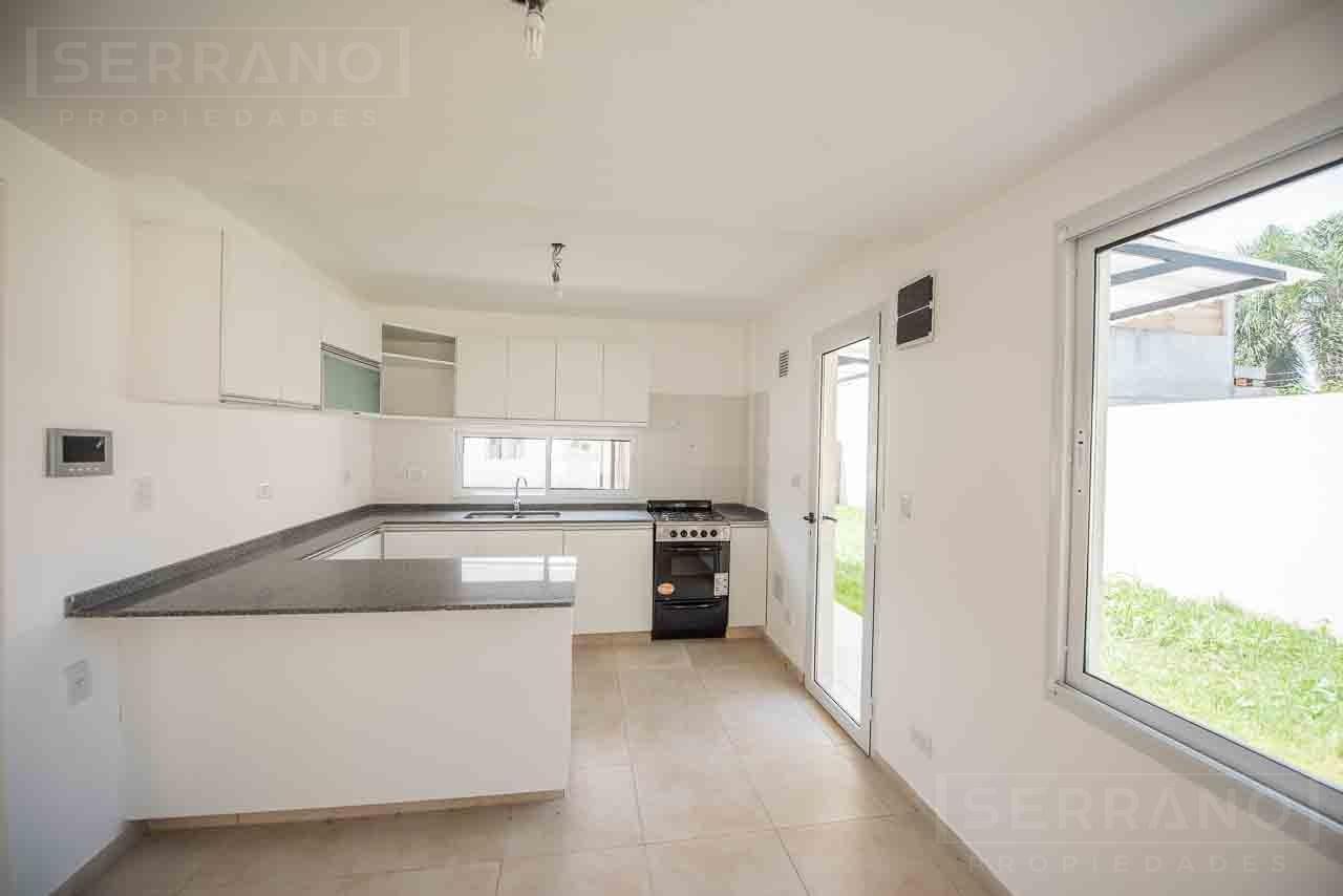 Foto de Venta Tríplex a estrenar 6 ambientes jardín en L , parrilla , dos, imagen 4