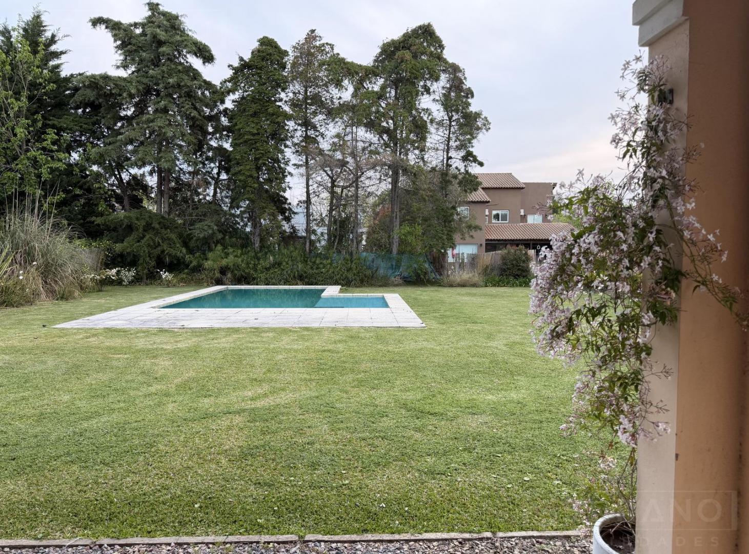 Foto de Casa en alquiler anual de 5 ambientes con pileta en San Isidro Labrador, imagen 3