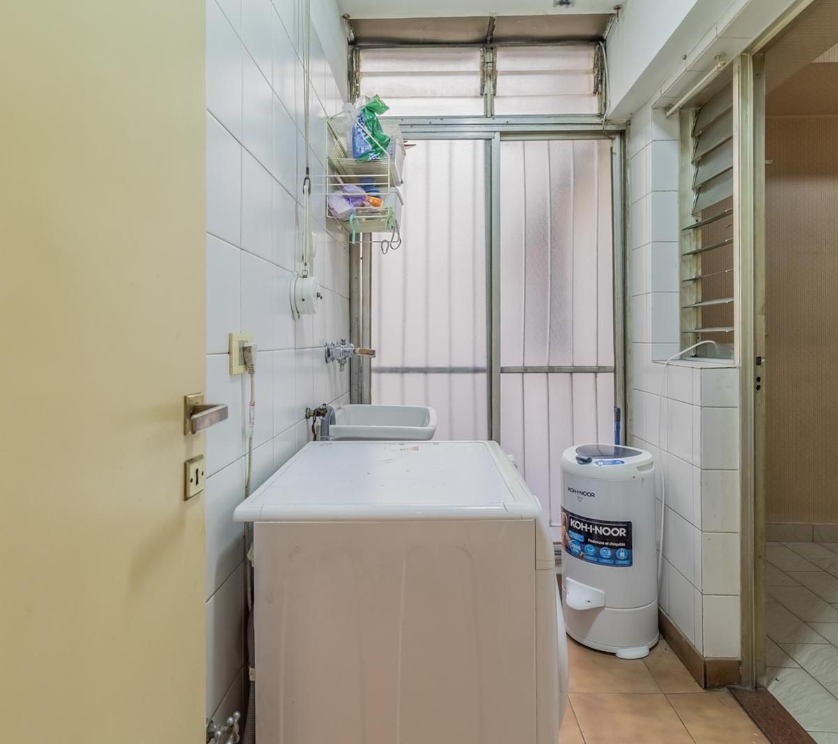 Departamento de 7 Ambientes con Cochera en Flores 3