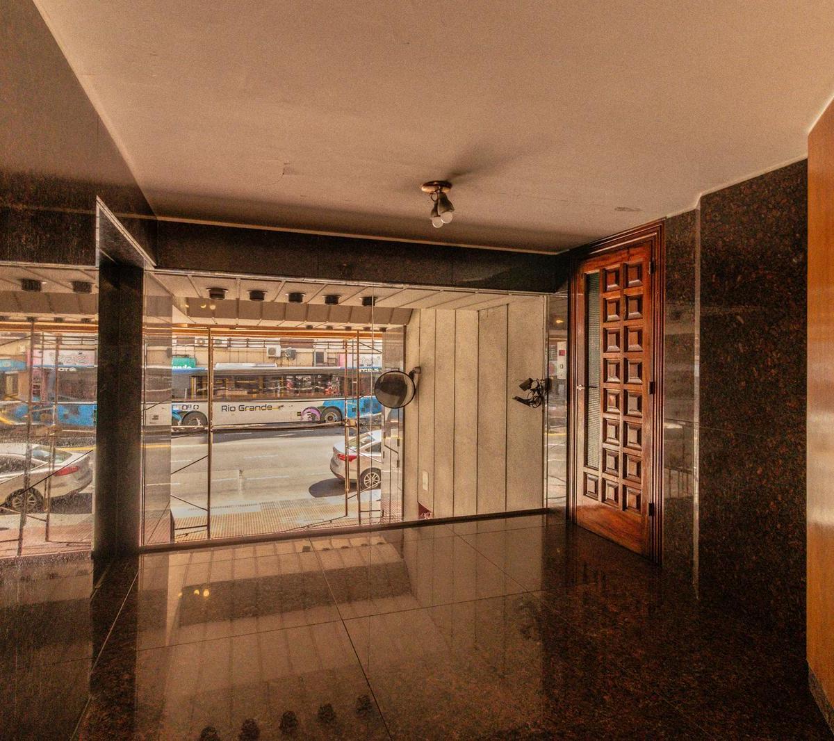 Departamento de 4 Ambientes con Dependencia y Cochera en Flores 1