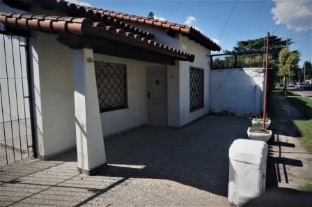 Casa En Venta En Villa Luzuriaga Con Jardín