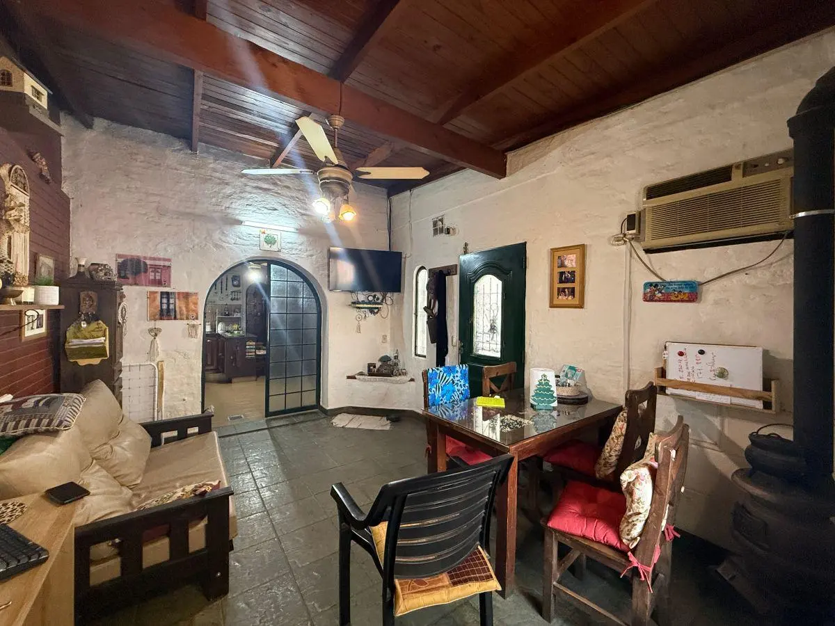Casa Estilo Colonial en Venta en Villa Luzuriaga 2