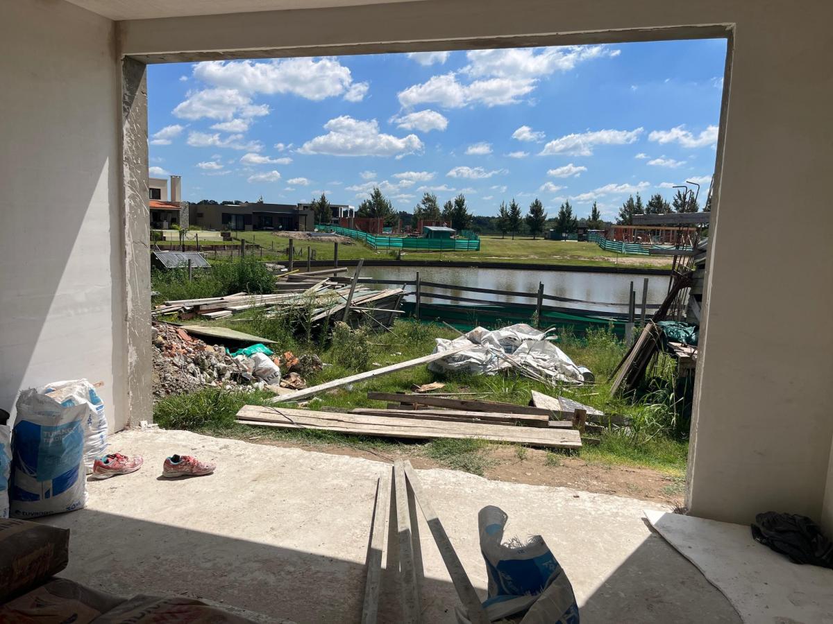 Lindísima casa a estrenar en lote al río! Toda en una planta y con pileta