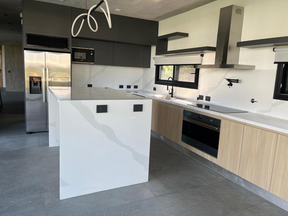 Espectacular Casa a Estrenar Al Agua, con Mucho Diseño y Detalles de Categoría! 3