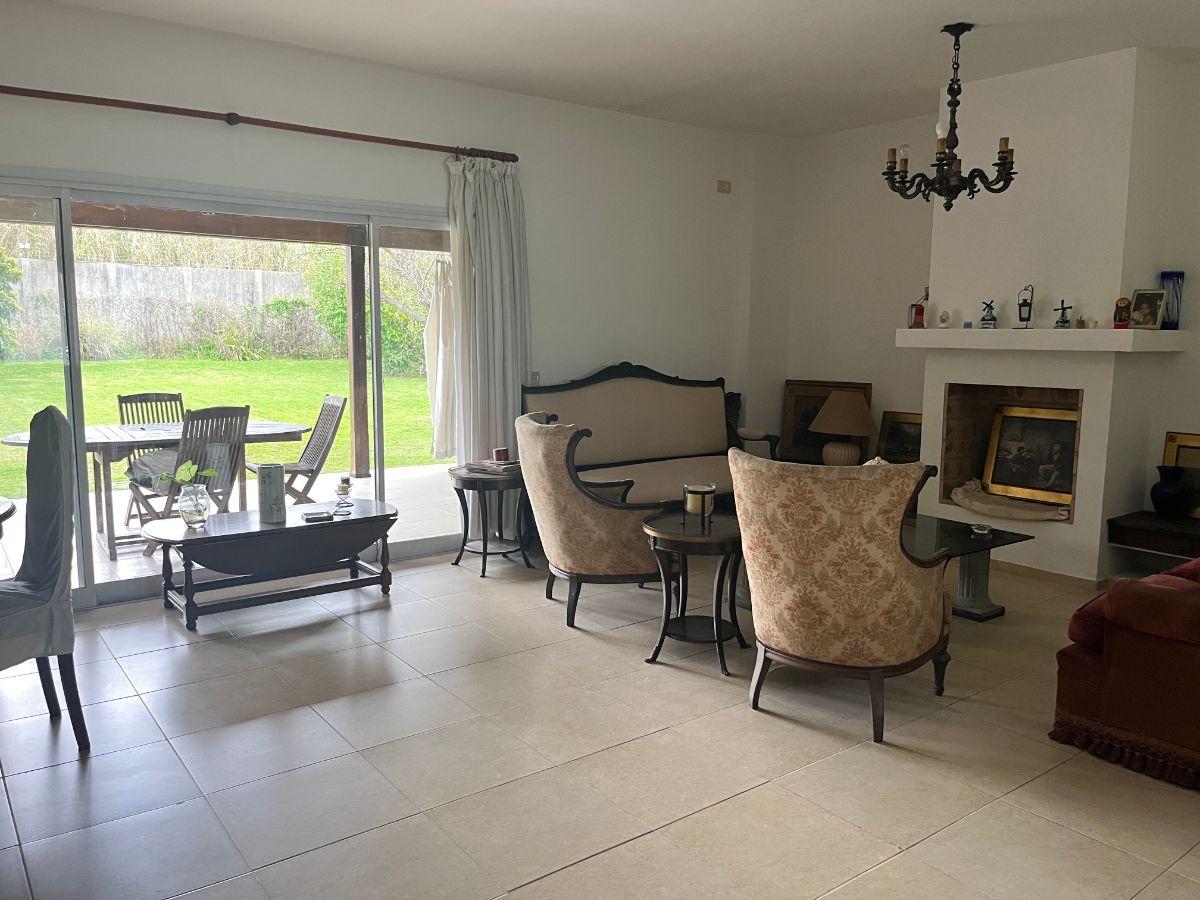 Foto de Muy linda casa de 3 dormitorios más dependencia de servicio, toda en, imagen 2