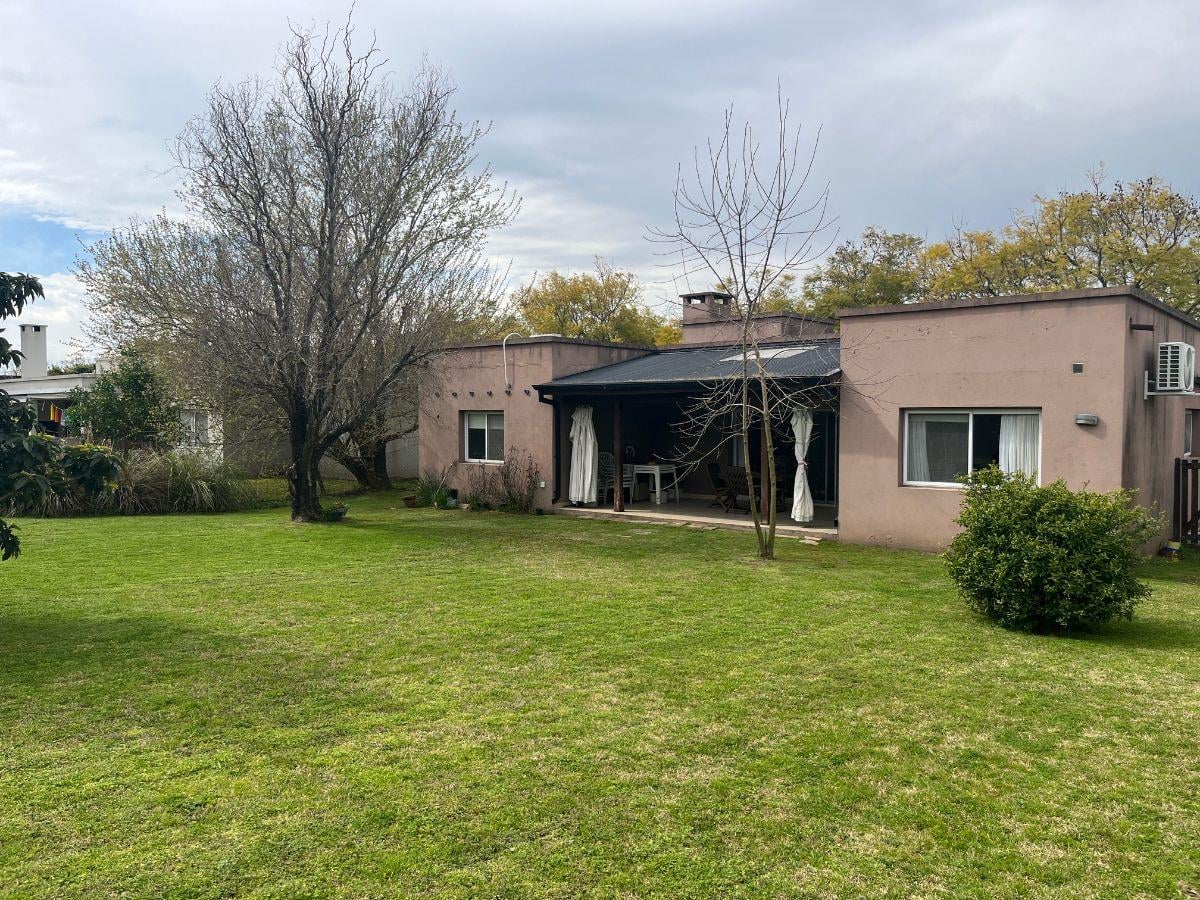 Foto de Muy linda casa de 3 dormitorios más dependencia de servicio, toda en, imagen 3