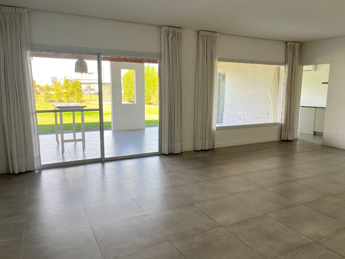 Foto de Muy linda casa toda en una planta!! 3 dormitorios más dependencia de, imagen 4