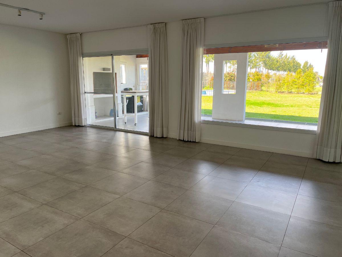 Foto de Muy linda casa toda en una planta!! 3 dormitorios más dependencia de, imagen 3