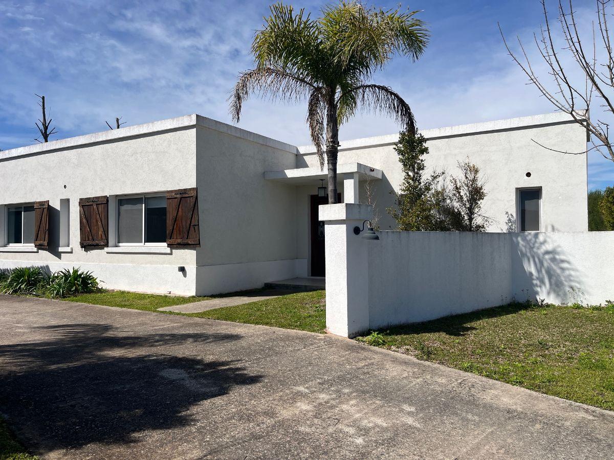 Foto de Muy linda casa toda en una planta!! 3 dormitorios más dependencia de, imagen 1