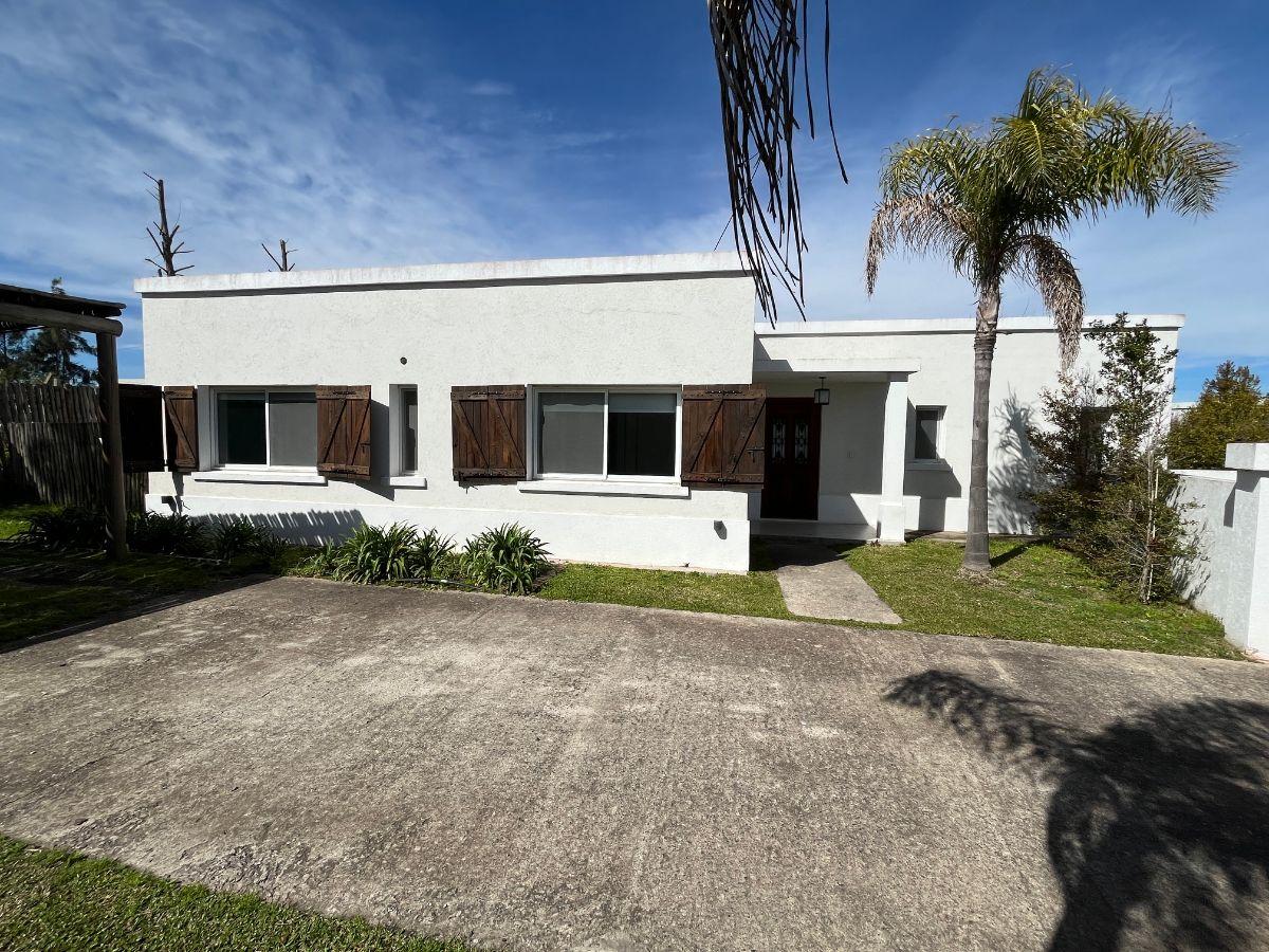 Foto de Muy linda casa toda en una planta!! 3 dormitorios más dependencia de, imagen 2