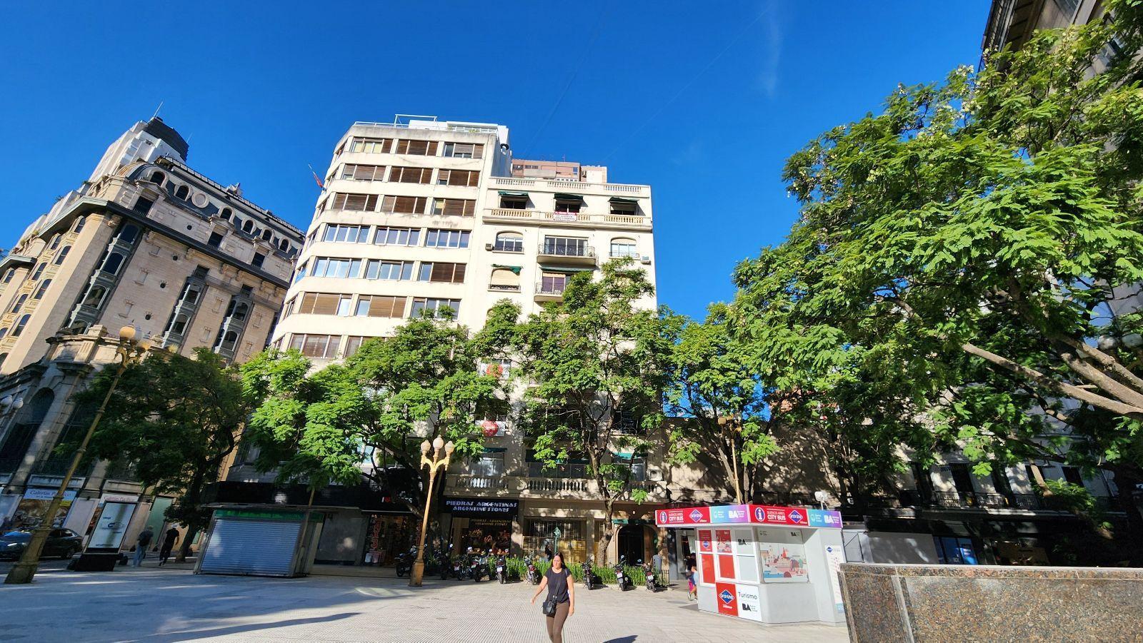 Oficina en ALQUILER con vista abierta a Plaza San Martin