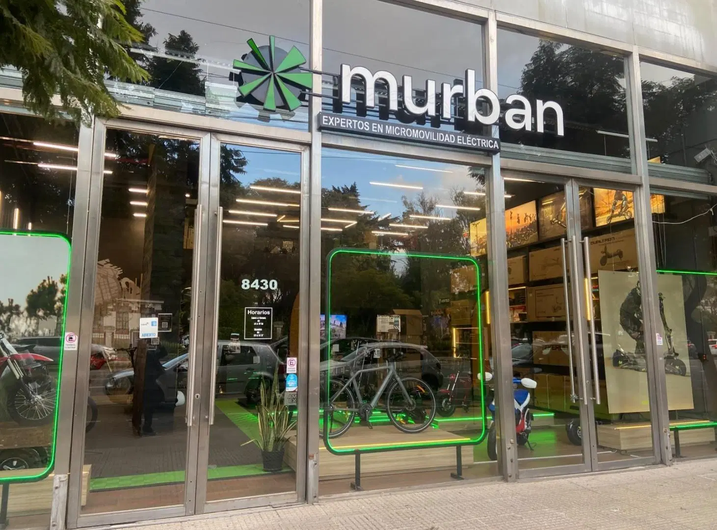 Excelente Local sobre Avenida del Libertador 2