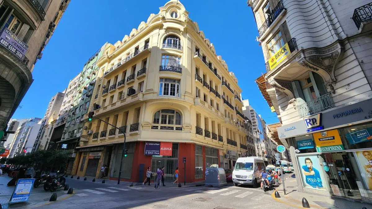 Excelente local en alquiler  en esquina con gran exposición! Esmeralda y Tucuman 4