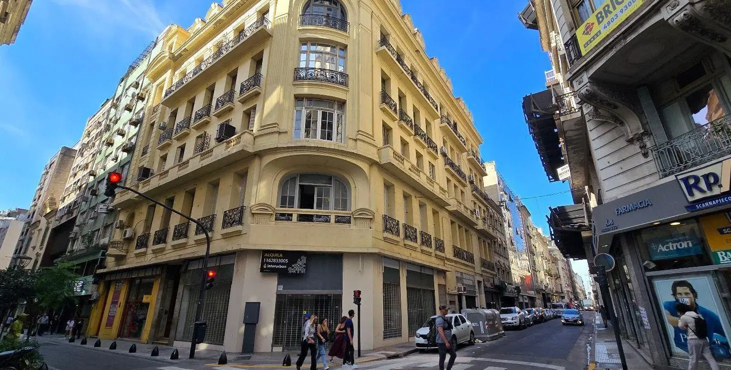 Excelente local en alquiler  en esquina con gran exposición! Esmeralda y Tucuman 3