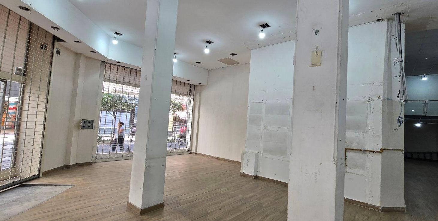 Foto de Excelente local en alquiler en esquina con gran exposición! Esmeralda y, imagen 2