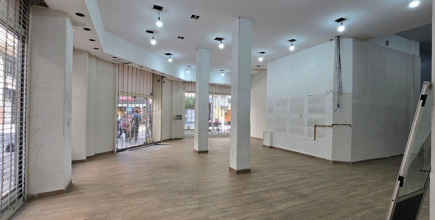 Foto de Excelente local en alquiler en esquina con gran exposición! Esmeralda y, imagen 1