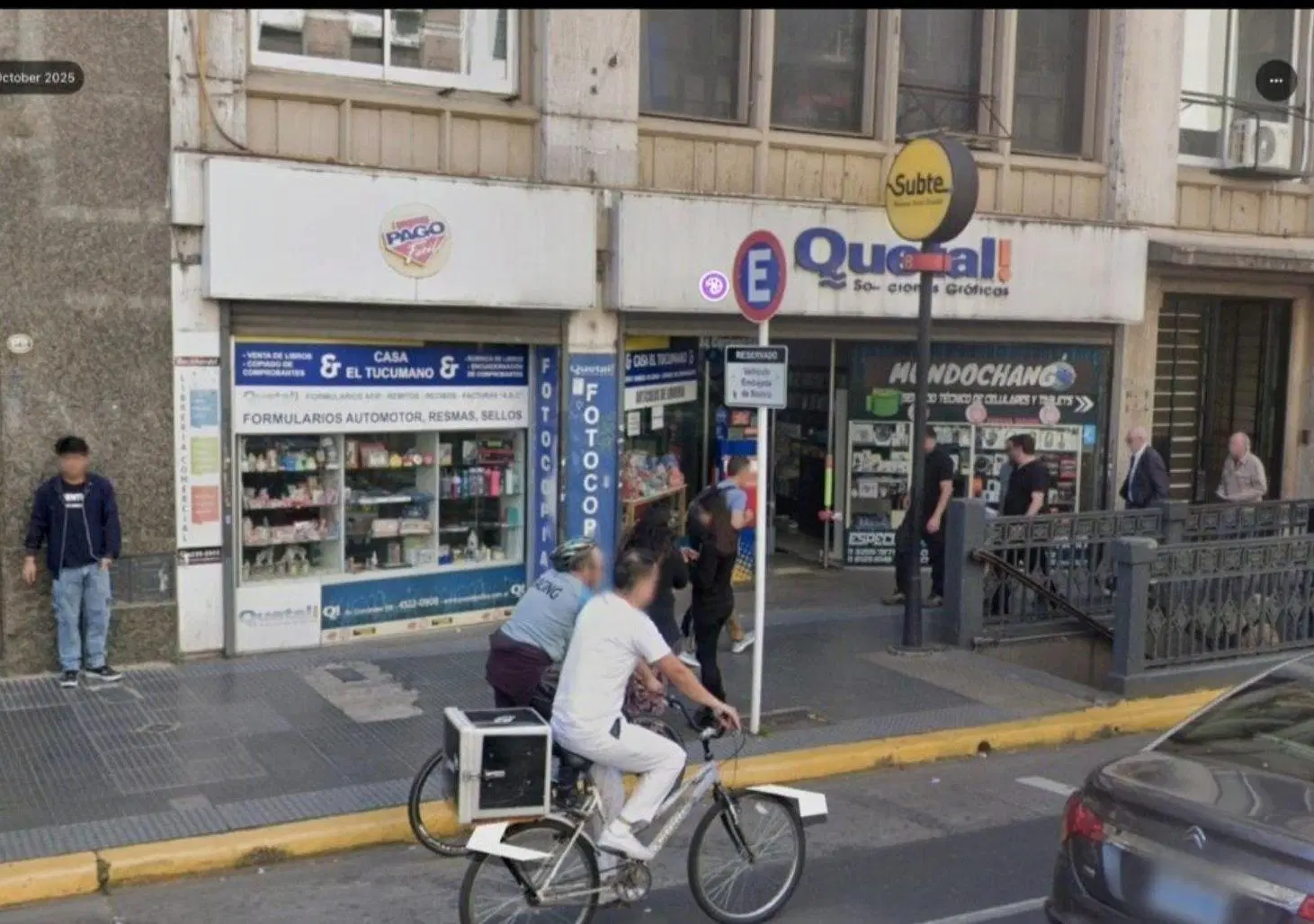 Local sobre Avda Corrientes, a pasos de FLorida, boca de subte 1