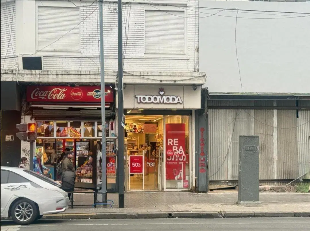 Local sin expensas en Cabildo y Olazabal 3