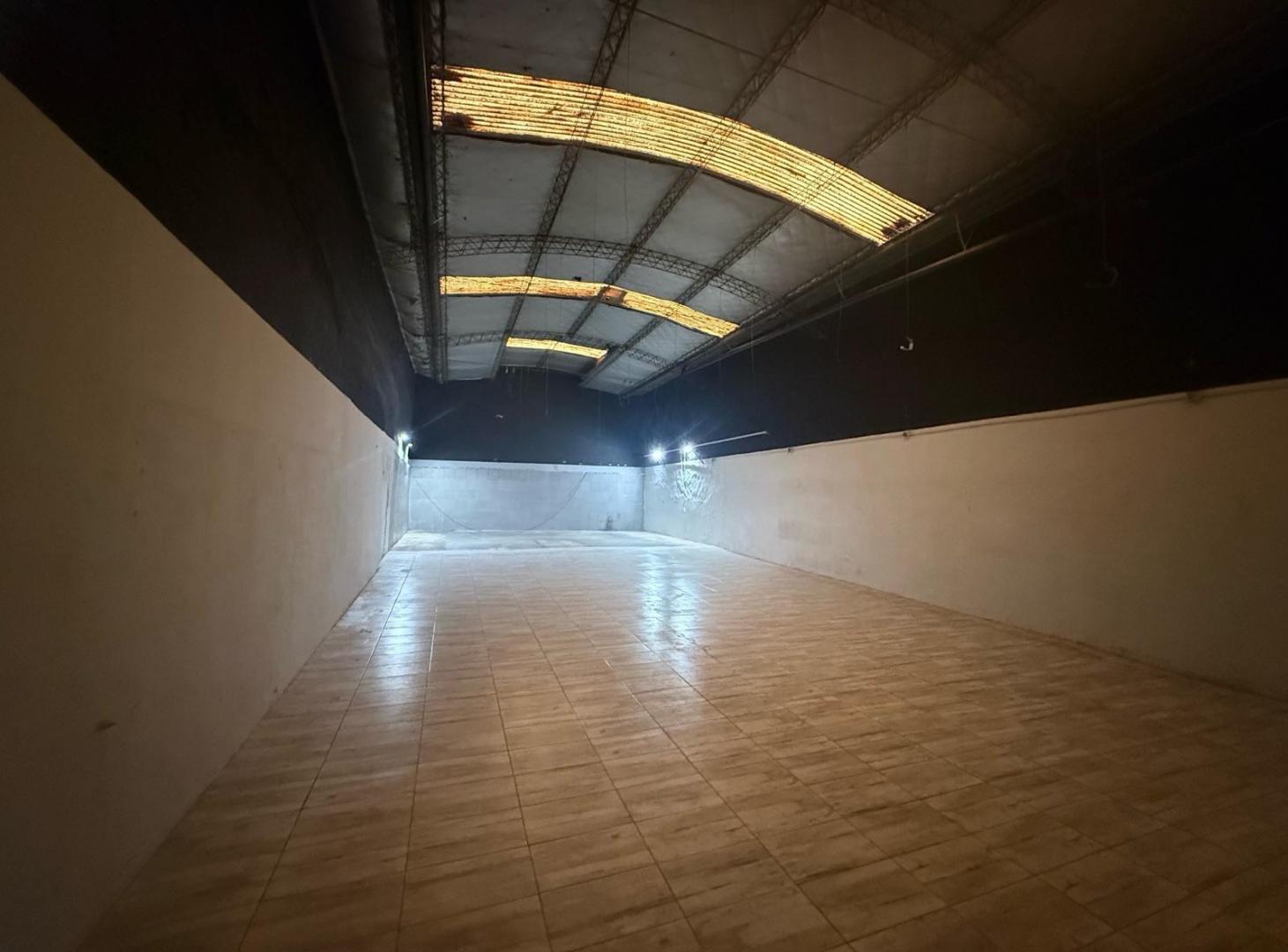 Foto de Local comercial con planta libre en Flores, imagen 2