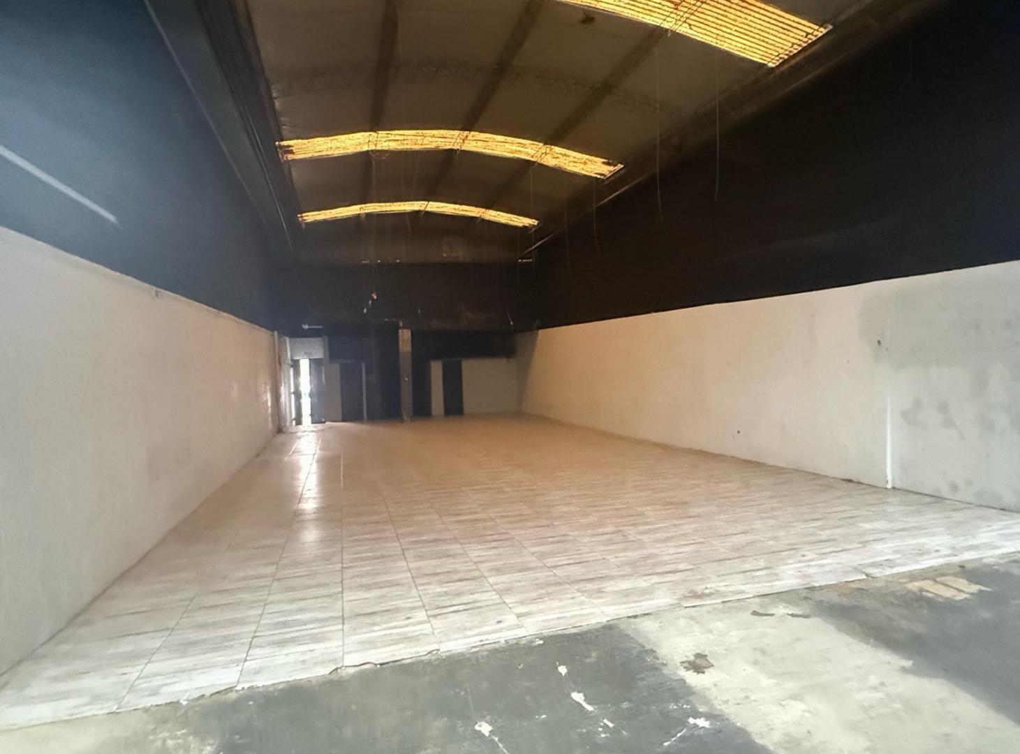 Foto de Local comercial con planta libre en Flores, imagen 5
