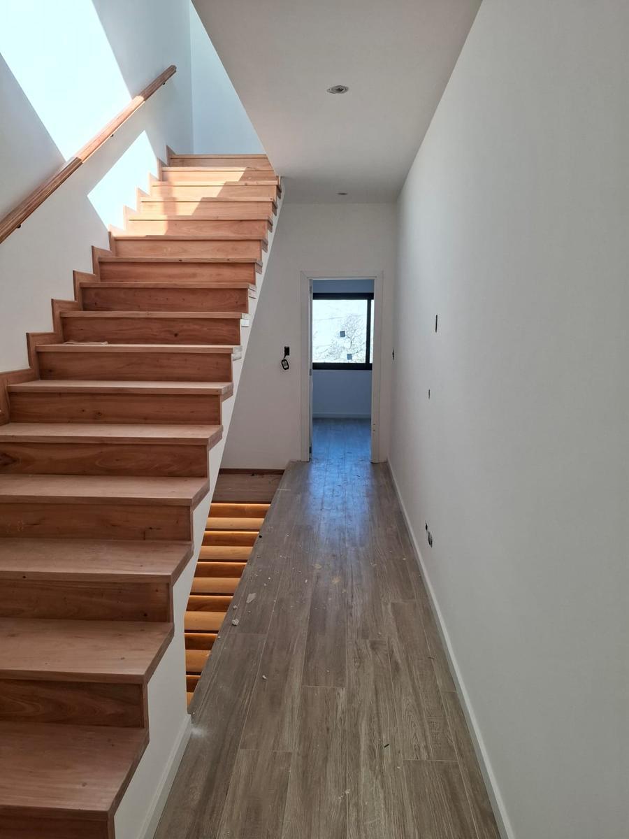 Foto de **RESERVADO**EXCELENTE TRIPLEX 5 AMBIENTES A ESTRENAR - DOBLE COCHERA, imagen 2