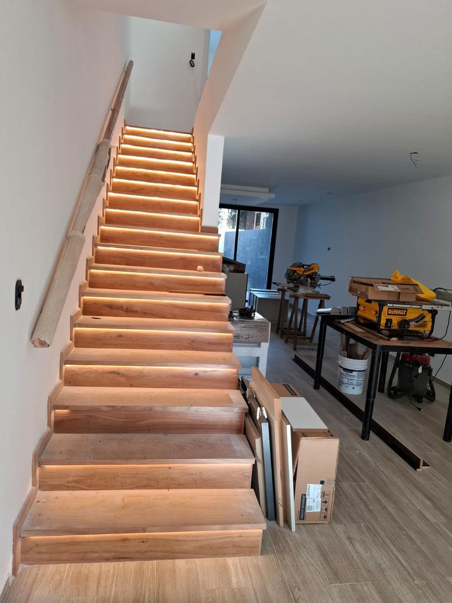 **RESERVADO**EXCELENTE TRIPLEX 5 AMBIENTES A ESTRENAR - DOBLE COCHERA - JARDIN - 2 CUADRAS AV. MAIPU