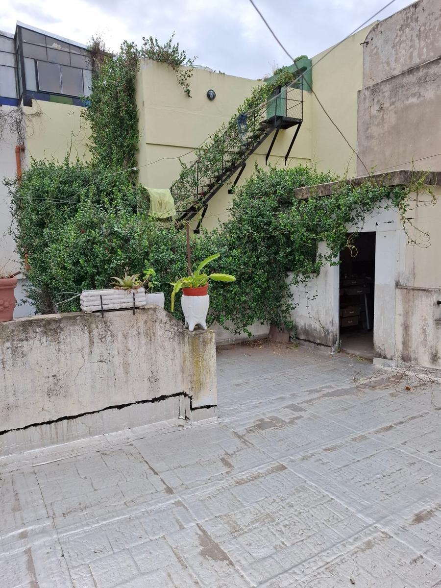 Gran PH 4 Ambientes con Terraza y 2 Patios - a Refaccionar - Excelente Ubicacion 1