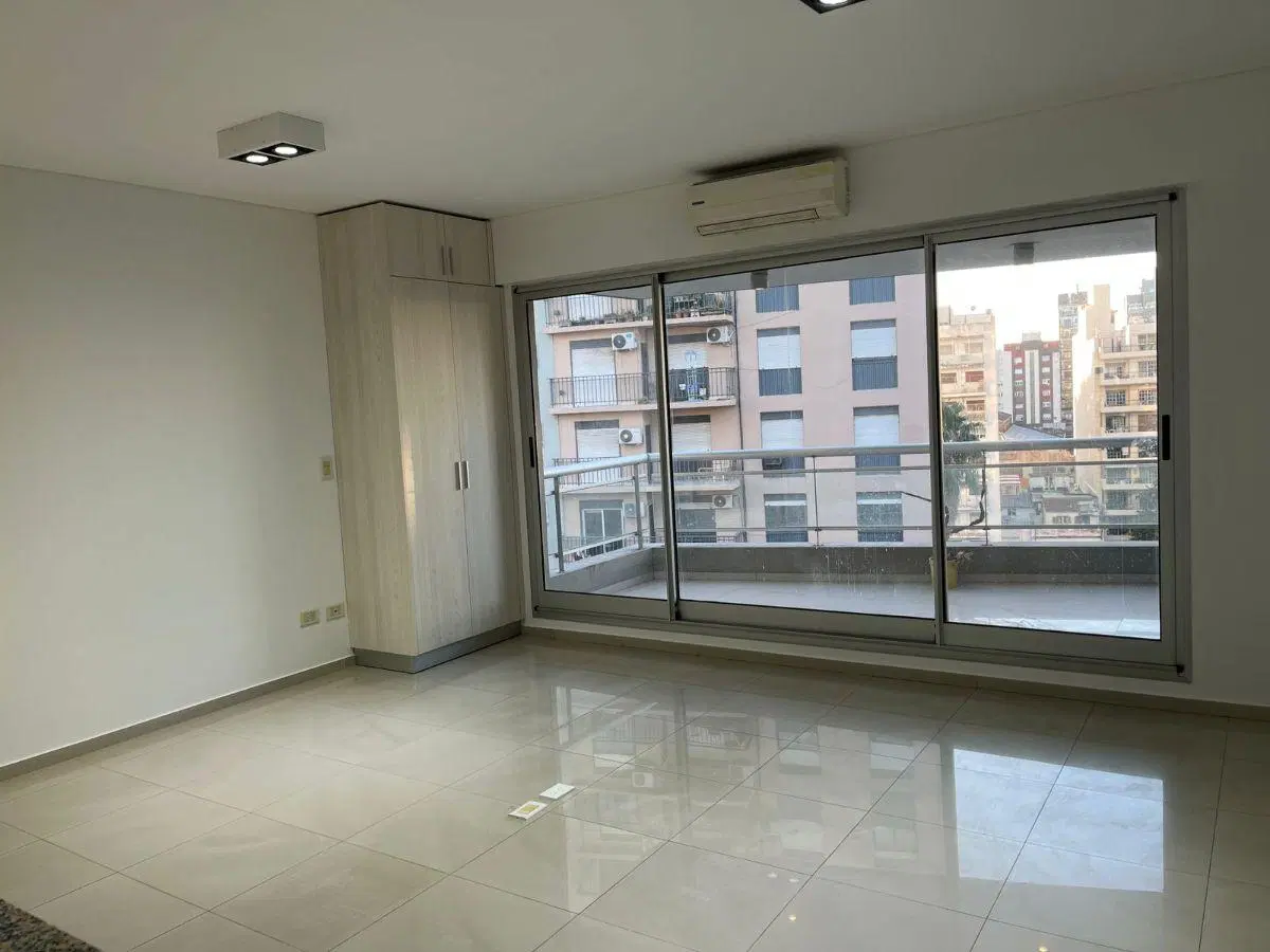 Hermoso depto de 1 ambiente, todo al frente, con balcón terraza, piso 8° vidrios dobles, todo nuevo 4
