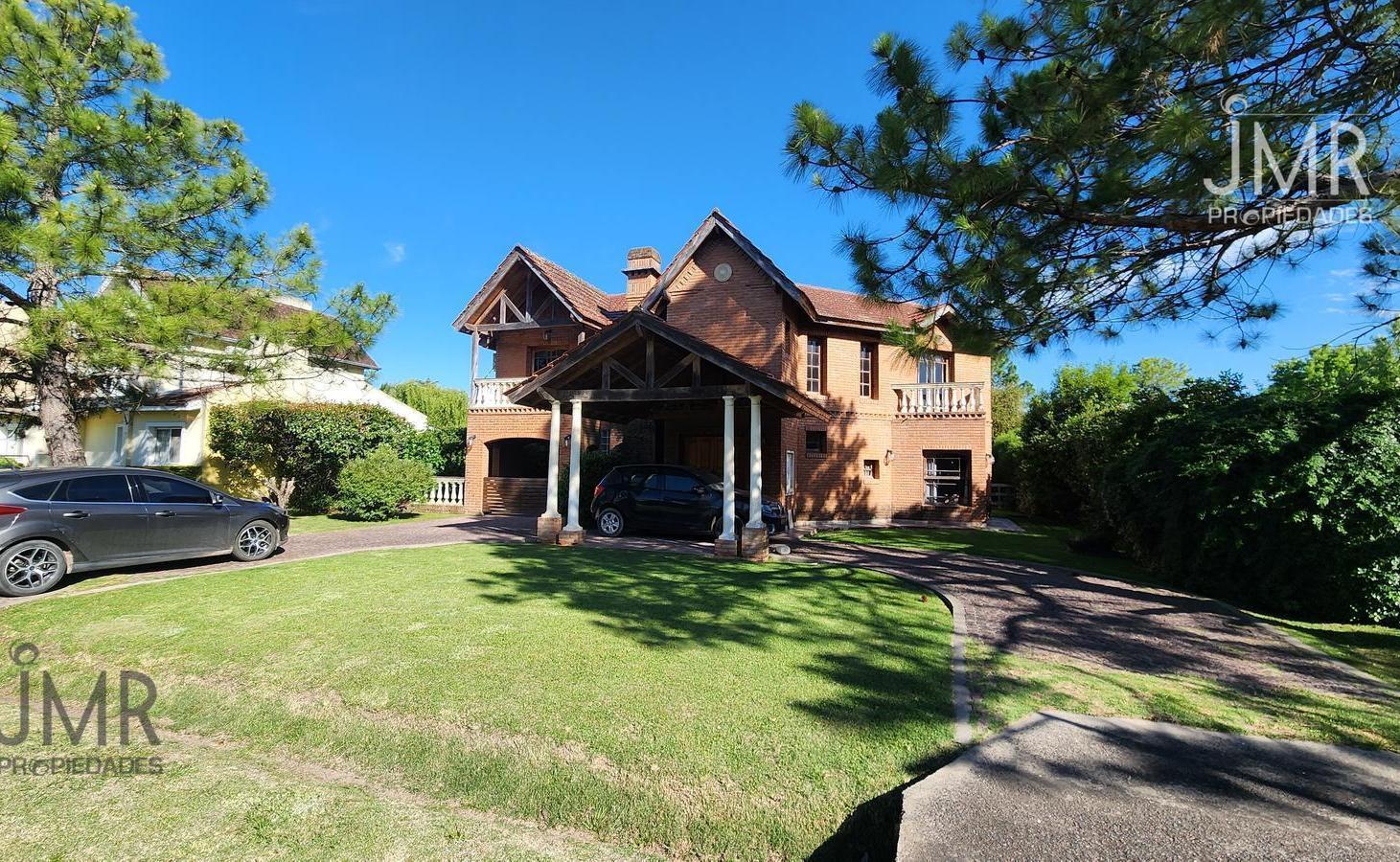 Casa familiar en La Casualidad con jardín y pileta — lote 800 m²