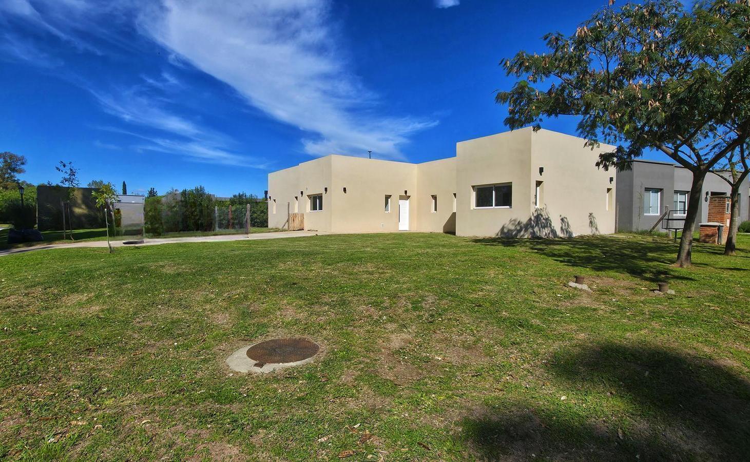 CASA EN VENTA 4 AMBIENTES EN SANTA EMILIA – PILAR DEL ESTE