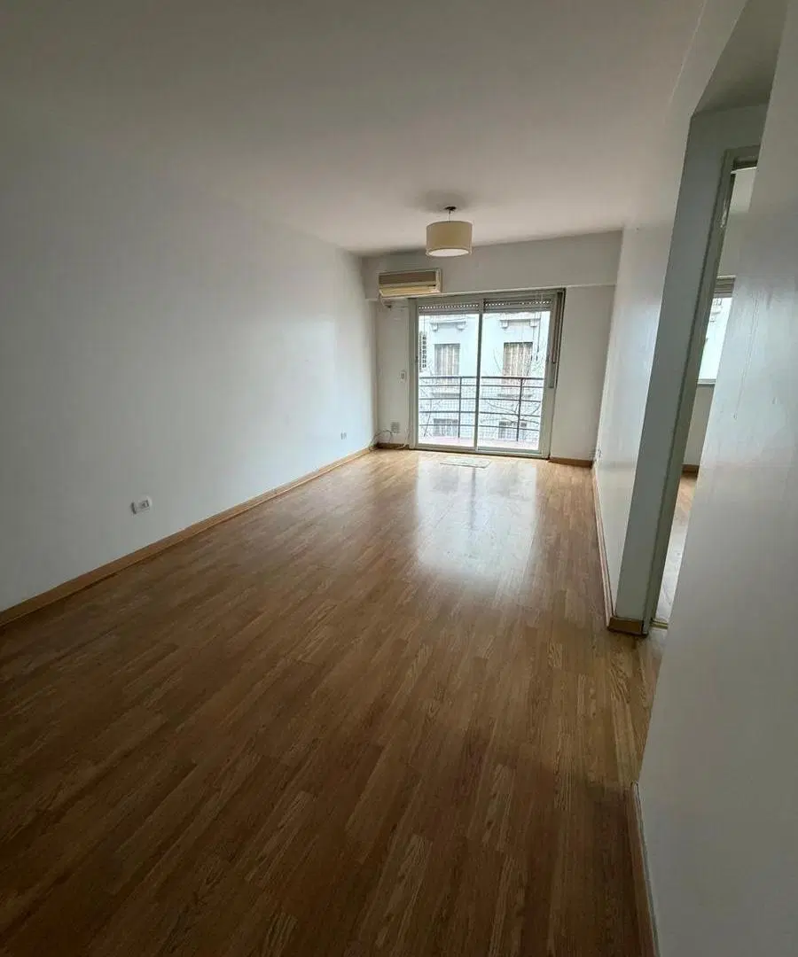 Departamento 2 ambientes, muy amplio al frente con balcon impecable 4
