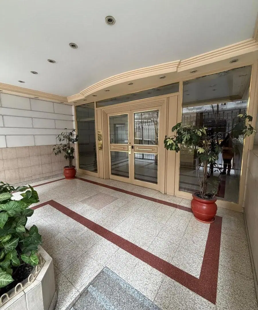 Departamento 2 ambientes, muy amplio al frente con balcon impecable 5