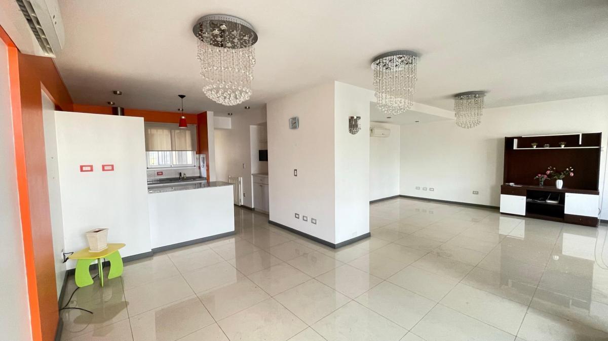 Foto de PISO 4 AMB. EN VENTA CON PALIER PRIVADO Y 3 COCHERAS CUBIERTAS EN LANUS, imagen 5